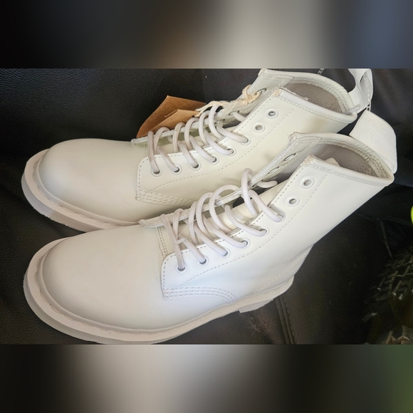 NWOB Dr. MARTENS 1460 Pascal White Leather Conbat Boots Women's size 7 Lace Up - Picture 10 of 14